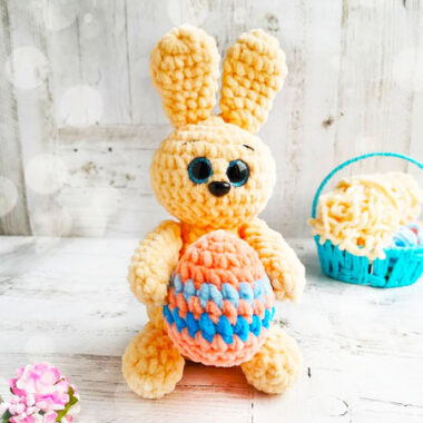 Conejito de Pascua Amigurumi con Huevo en Brazos