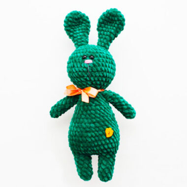 Conejito Amigurumi Verde con Lazo Naranja y Botón Amarillo (1)
