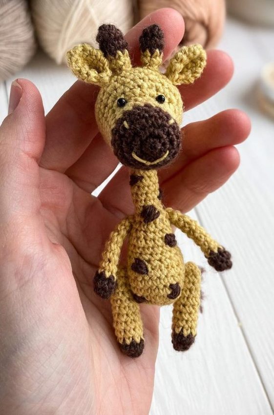 Pequeña jirafa Amigurumi Patrón PDF Gratis Paso a Paso
